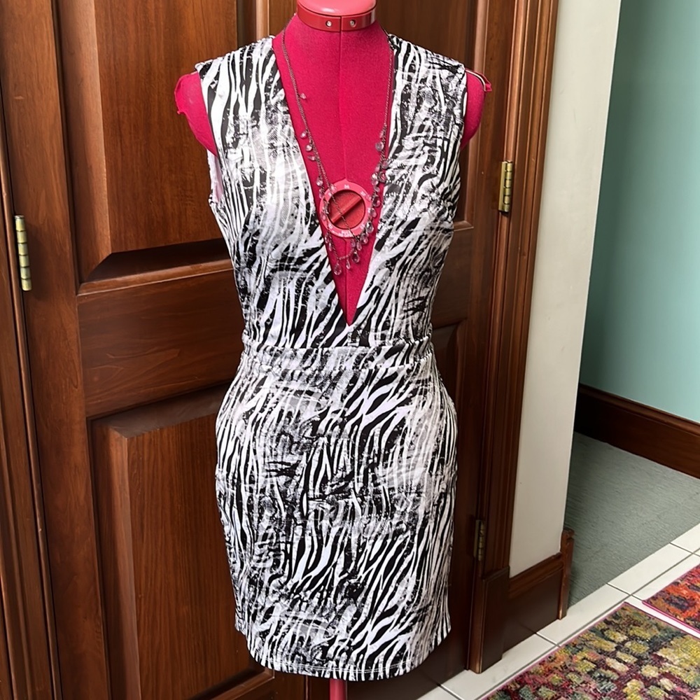 Bebe Dress deep V-neck Abstract zebra print black white NWOT                Sz S